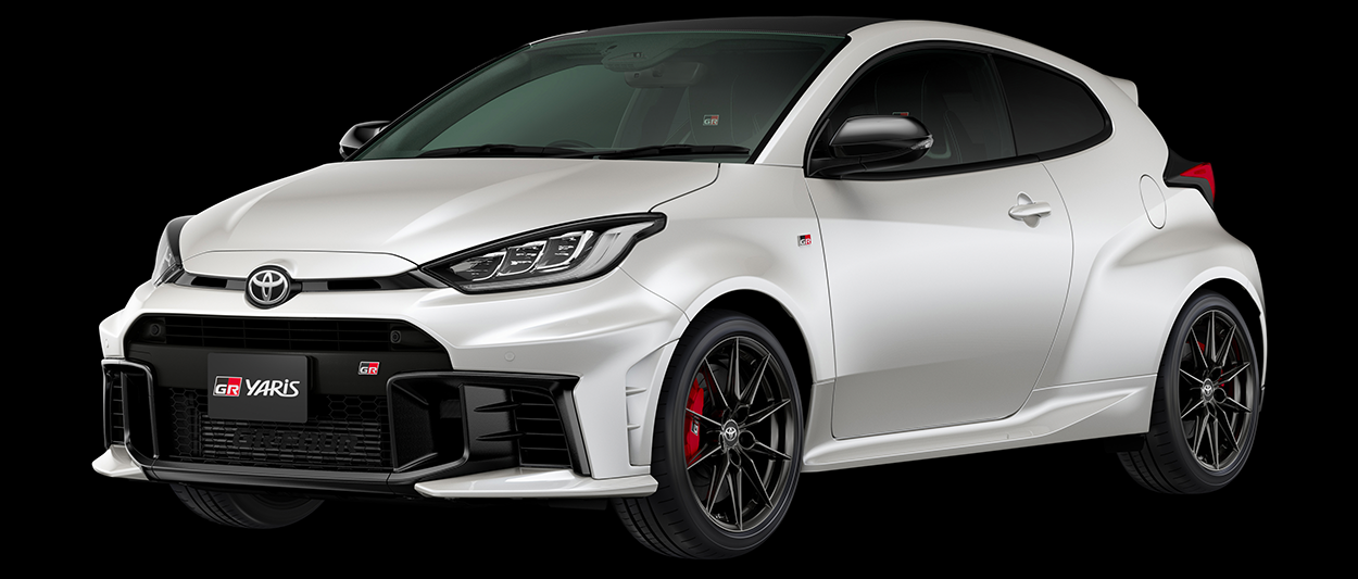 Toyota GR Yaris 2026 blanche en appui sur circuit avec les nouveaux pneus Bridgestone Potenza Race.