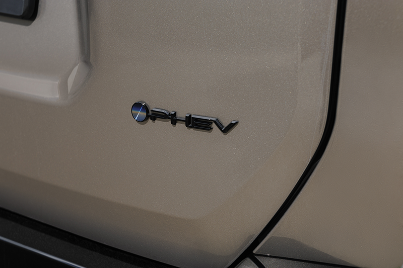 Nouveau Toyota RAV4 Hybride Rechargeable 6ème génération en charge sur borne publique, finition Lounge bi-ton Gris Basalte.