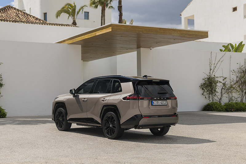 Vue arrière dynamique du Nouveau Toyota RAV4 6ème génération