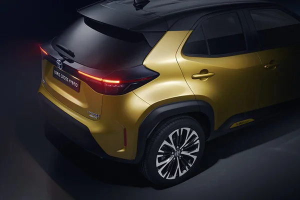 toyota new yaris cross back right