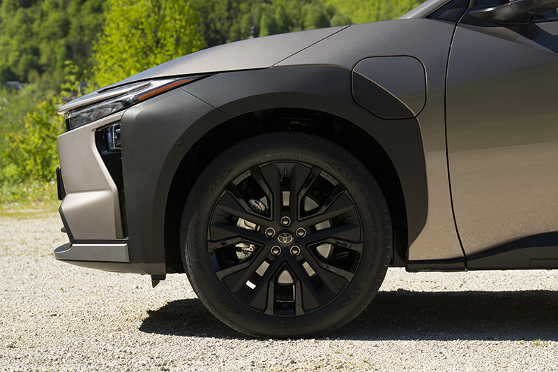 Zoom sur la jante alliage 20 pouces finition noir mat du Toyota bZ4X Touring 2026, carrosserie Brilliant Bronze Metallic et passage de roue protecteur mat.