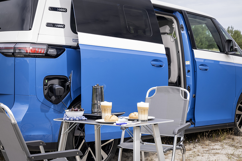 Table et chais e de camping installées près de l'TD California Cruise