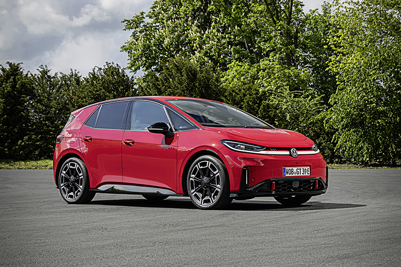ID GTi rouge vue la térale devant des arbres