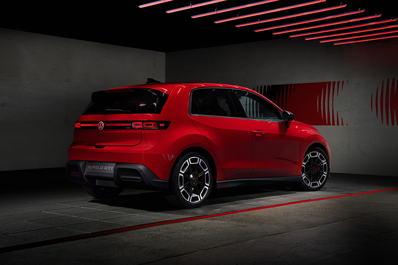 Vue arrière de l'ID. Polo GTI : bandeau lumineux rouge traversant, logo VW illuminé et diffuseur sport pour la première GTI 100 % électrique.