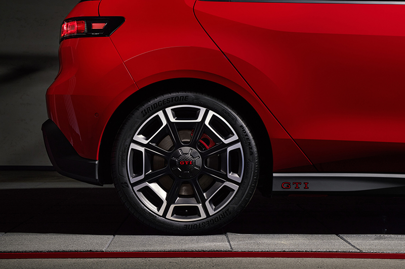 Focus sur la jante alliage 19 pouces de l'ID. Polo GTI équipée de pneus Bridgestone Potenza Sport et bas de caisse siglé GTI.