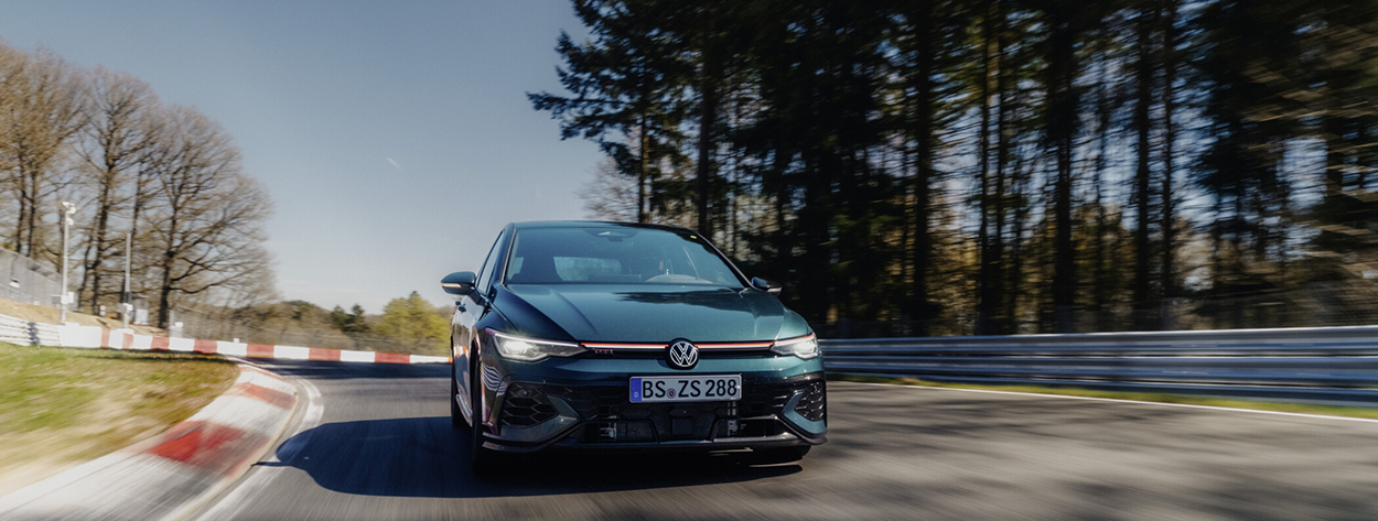 <img src="golf-gti-edition-50.jpg" alt="Volkswagen Golf GTI Edition 50 verte en pleine action sur le circuit du Nürburgring.