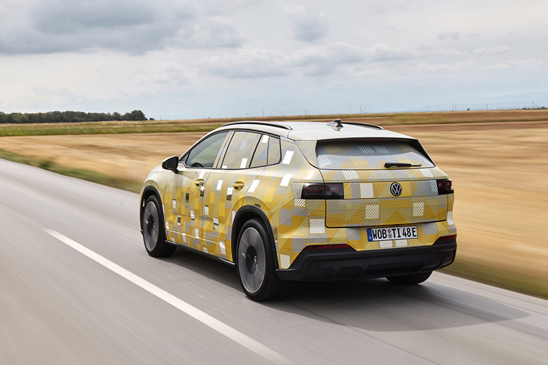 Vue arrière de l'ID Cross jaune en essai sur route