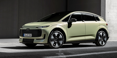 A2 e tron vue latérale stationnée devant une porte de garage