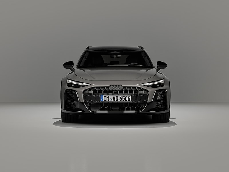 La calandre Singleframe ainsi que les prises d'air latérales adoptent  le motif hexagonal caractéristique des modèles allroad, 