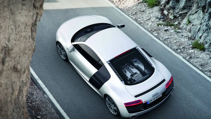Audi R8 versus 2012