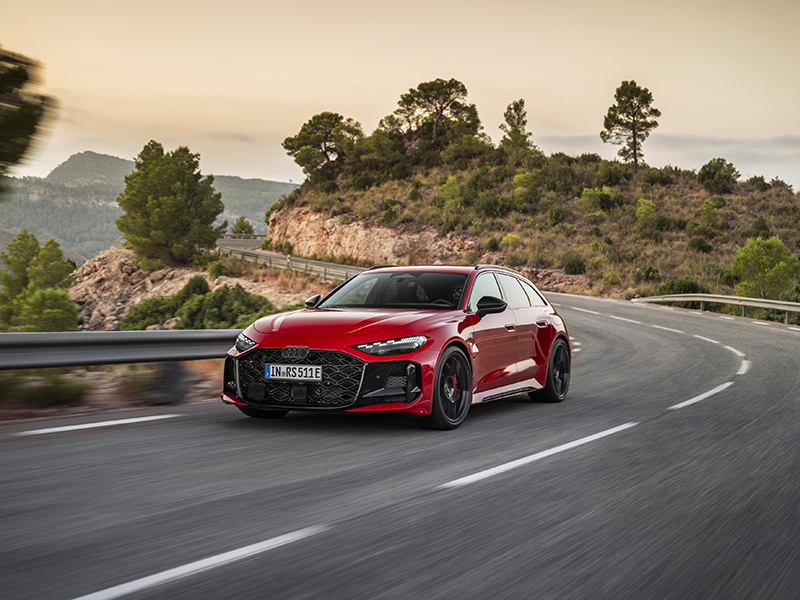 .Audi RS 5 hybride rechargeable en conduite dynamique sur route