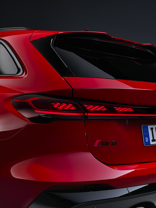 Feu arrière Matrix LED assombri de l’Audi RS 5 hybride rechargeable, avec signature lumineuse en damier