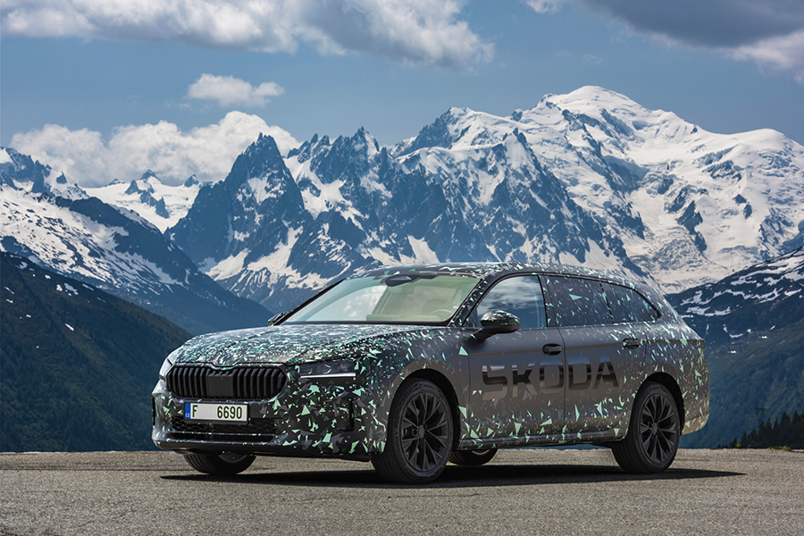 Nouvelle Škoda Superb camouflée intr jpg