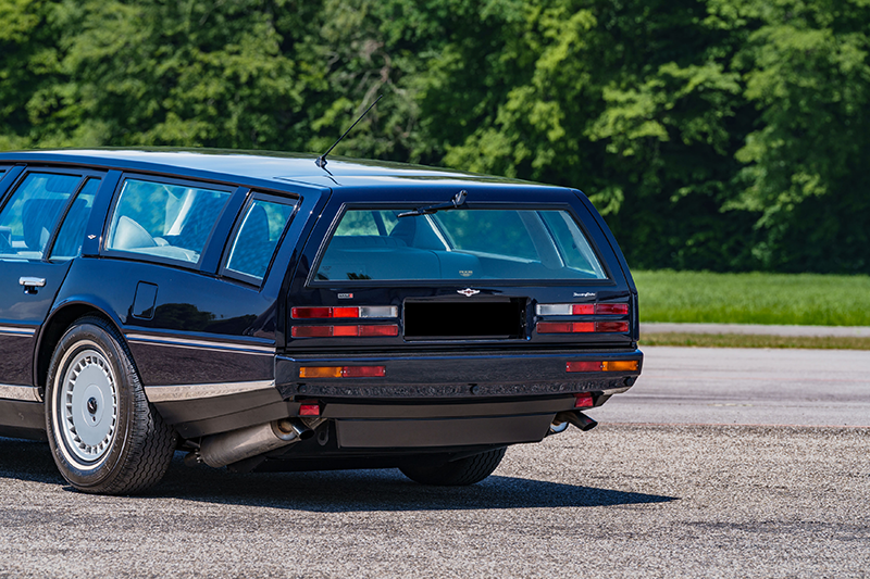 Vue sur l'arrière de l'Aston Martin Lagonda sur un parking