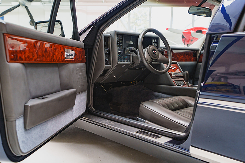 Aston Martin Lagonda porte ouverte sur l'habitacle