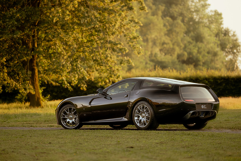 Broad Arrow  Ferrari Daytona Shooting Brake  vue arrière sur une pelouse