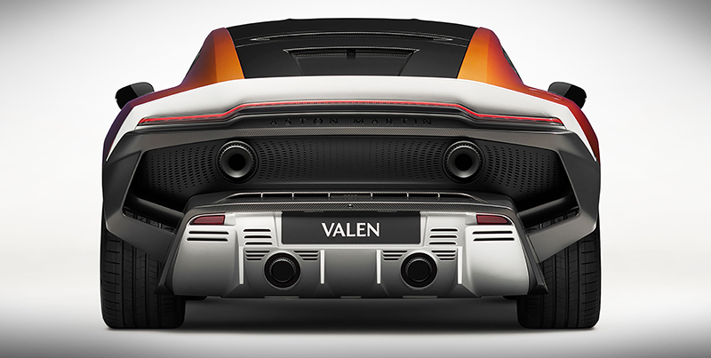 Vue arrière d'une Aston Martin Valen avec plaque immatriculée Valen, feux à LED et diffuseur en carbone sur fond blanc