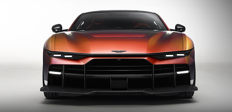 Vue de face d'une Aston Martin Valen avec peinture dégradée orange et violette, grande calandre noire et feux LED