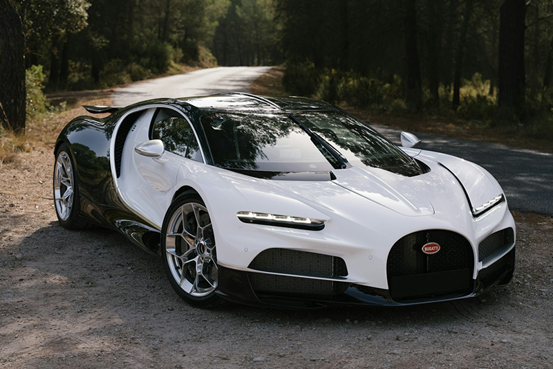 08 2608 BUGATTI Tourbillon BTS pris ede face avant sur une route