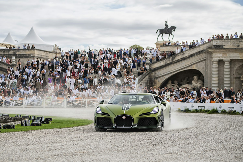 BUGATTI Brouillard de face devant le public à Chantilly