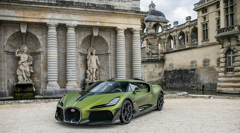 BUGATTI Brouillard exposée de face devant des statues