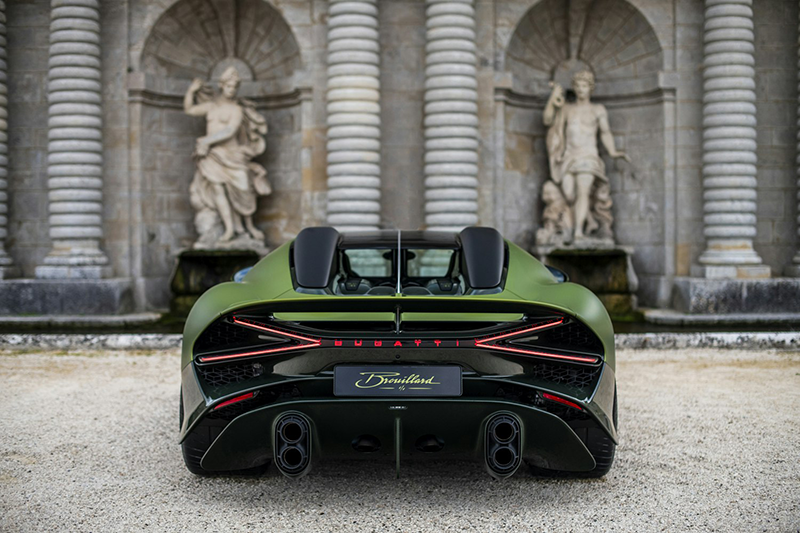 BUGATTI exposée dans le parc de Chantilly vue de l'arrière
