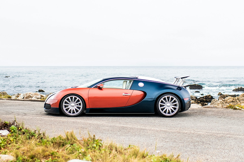 BUGATTI LMPS Veyron vue latérale stationnée devant la mer