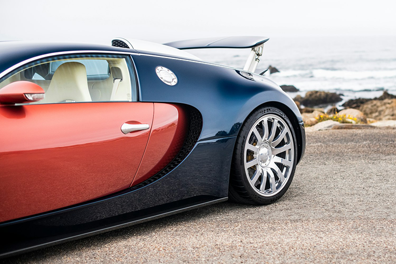 Bugatti Veyron La Maison Pur Sang 20 Years bicolore Rouge Rembrandt et Petrol Blue vue de trois-quarts arrière avec aileron déployé et jantes Machiavelli