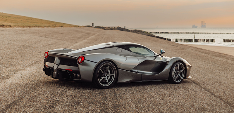 Ferrari LaFerrari couleur Grigio Ferro Metallizzato de trois-quarts arrière garée en bord de mer