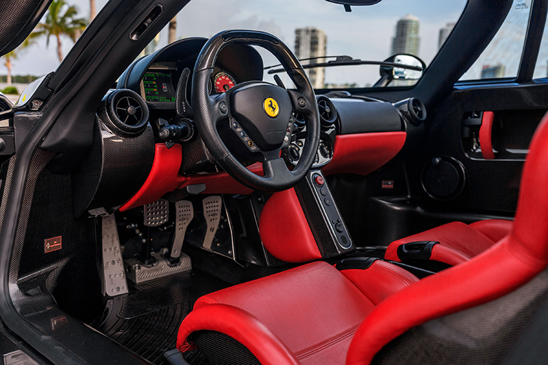 Habitacle en cuir Rosso et carbone de la Ferrari Enzo 2003
