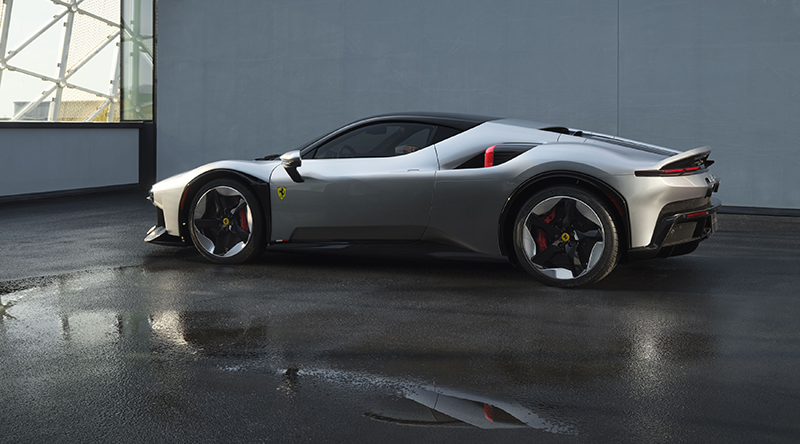 Profil latéral et trois-quarts arrière de la Ferrari  CZ26 gris argenté