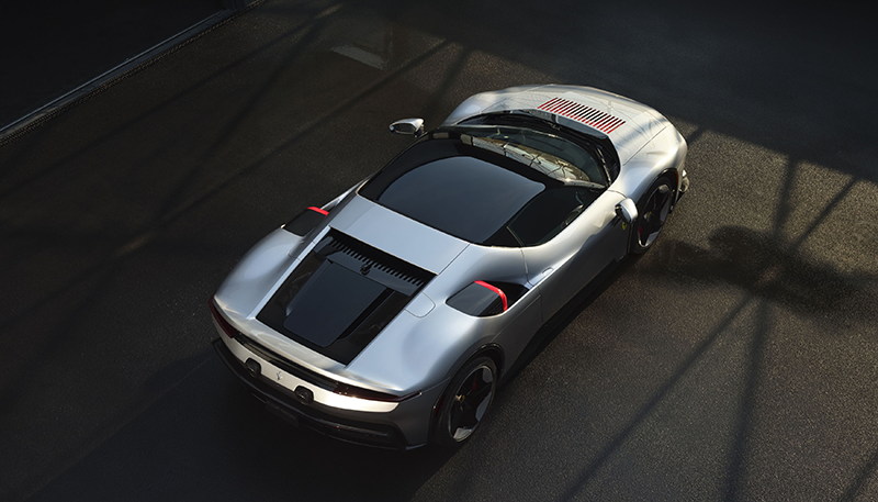 Vue plongeante de la Ferrari CZ 26 gris argenté montrant le toit et le capot moteur