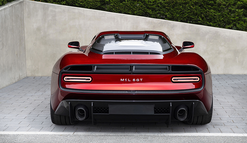 Vue arrière de la McLaren McL 6GT rouge montrant la poupe Kammback, les feux Racing Loop et le diffuseur