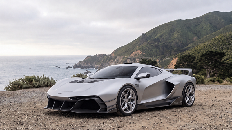 Rezvani Beast X argentée garée sur une route côtière avec des falaises et l'océan en arrière-plan.
