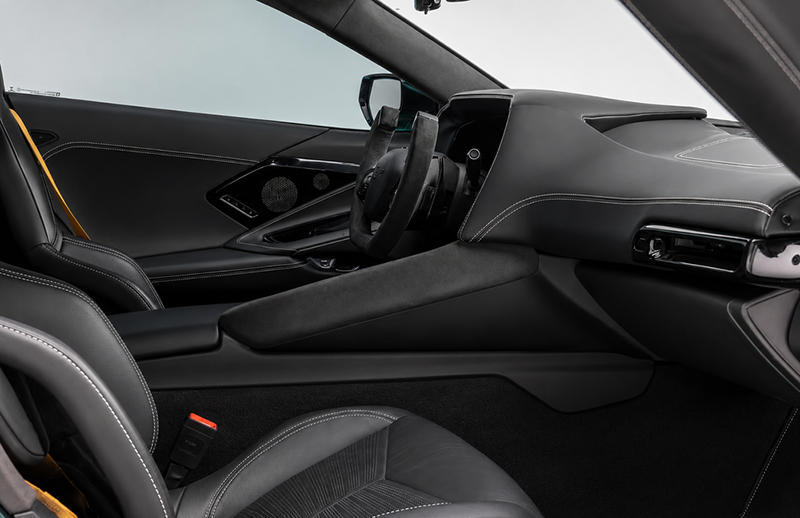 Vue de l'habitacle et du tableau de bord d'une Rezvani Beast X, montrant des sièges en cuir noir et Alcantara, un volant sport à méplat et une console centrale minimaliste.