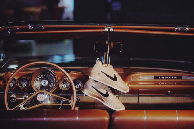 Une paire de baskets du tome 2 accrochée au rétroviseur de « Pretty Penny », la Chevrolet Impala 1959 de Booker.