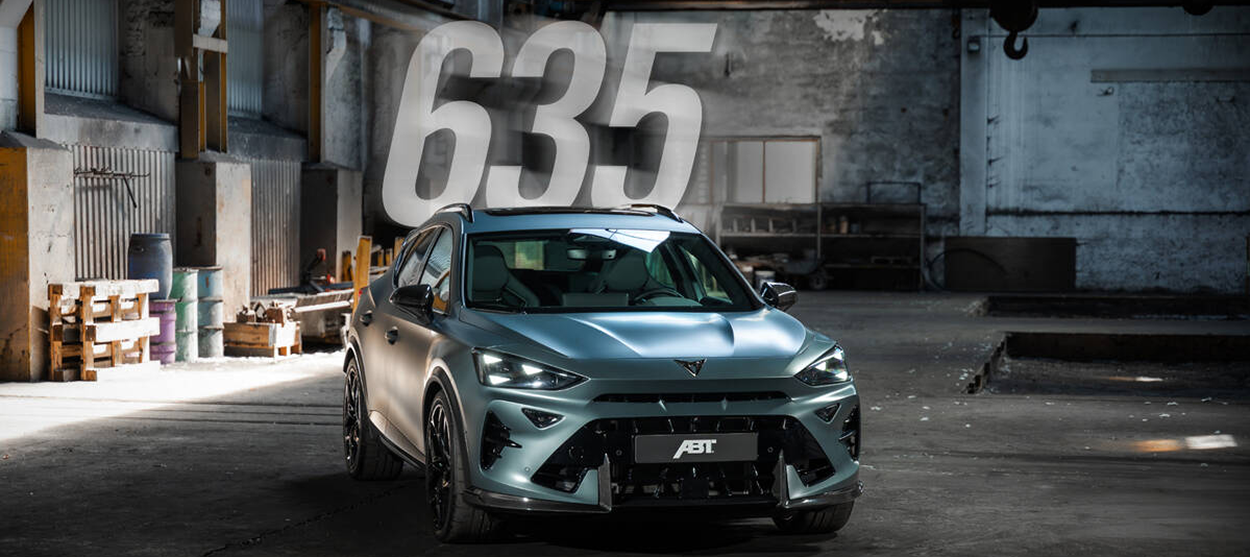 Photographie de face du Cupra Formentor VZ5 ABT en version 635 ch, avec kit carrosserie spécifique et finition gris mat, garé dans un atelier industriel. Le chiffre 635 est superposé en grand.