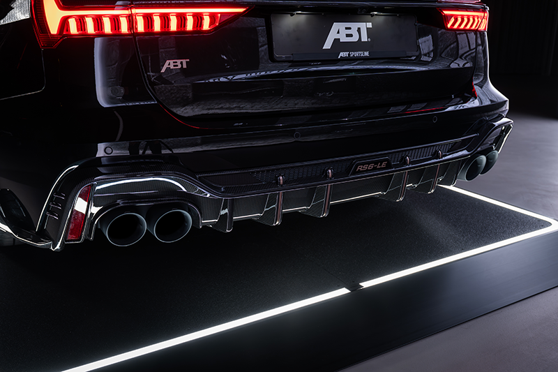 Vue arrière Audi RS6-LE 800 ABT avec diffuseur carbone et quadruple sortie d'échappement inox 102 mm gravées.