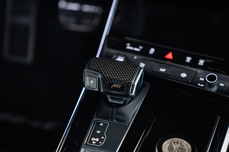 Console centrale Audi RS6-LE 800 ABT avec inserts carbone brillant, cuir Alcantara et bouton start-stop exclusif.