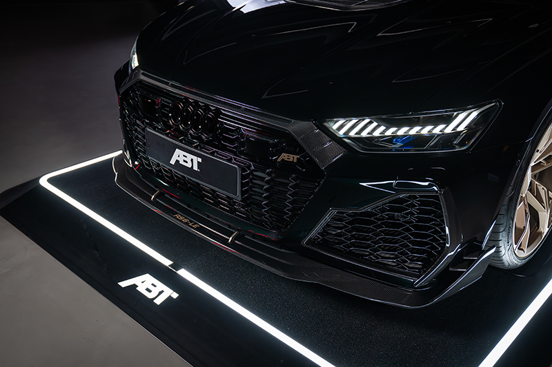 Face avant Audi RS6-LE 800 ABT avec lame de spoiler carbone, insert de capot et logo Néodyme édition limitée.