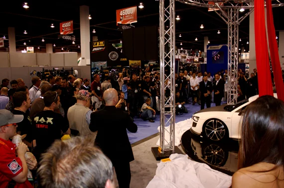 Le public devant le bolide ABT Audi R8 GTR public