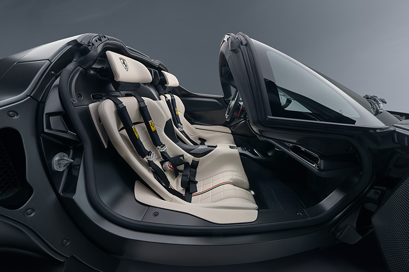 Ferrari Daytona SP3 Icona intérieur en cuir et Alcantara préparée par NOVITEC