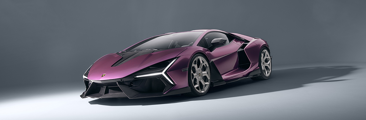 Lamborghini Revuelto violette SE 30 préparée par Novitec avec kit aérodynamique en carbone apparent et jantes forgées Vossen NL5.