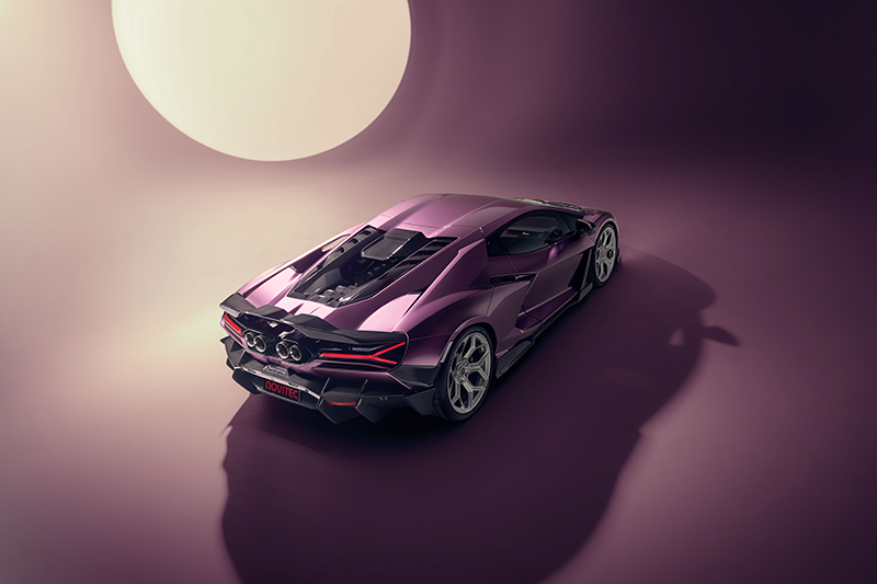Vue 3/4 arrière Lamborghini Revuelto Novitec affichant l'aileron sport en carbone