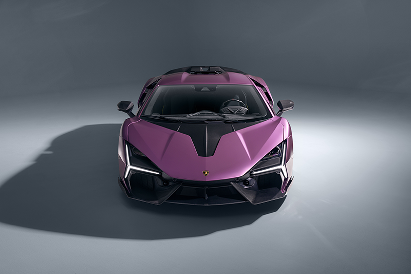 Vue de face avant Lamborghini Revuelto Novitec montrant le pare-chocs en carbone, la lame centrale aéro et le capot sport en carbone apparent.