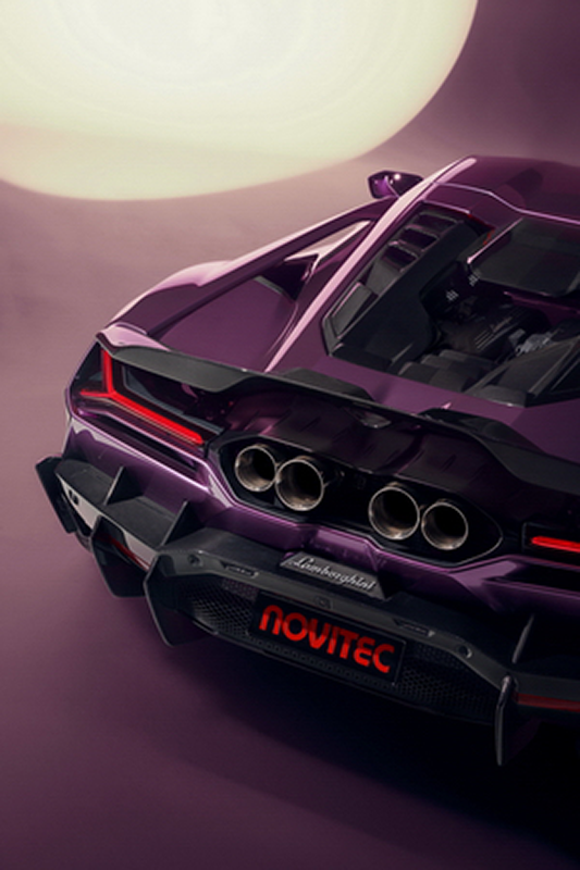 Vue arrière de la Lamborghini Revuelto Novitec montrant l'extracteur en carbone, l'aileron actif et les quatre sorties d'échappement sport en Inconel de 110 mm.