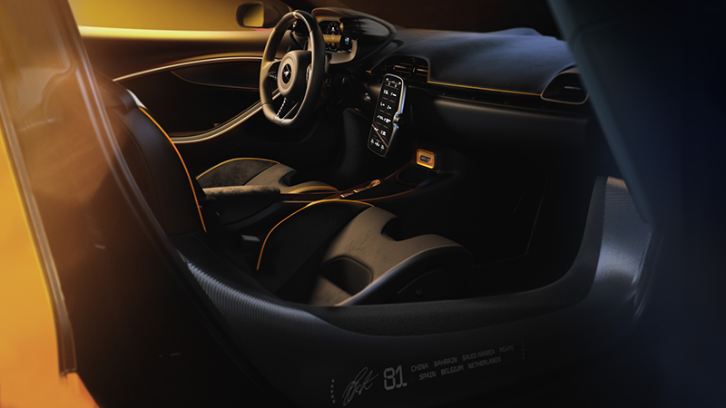 Intérieur Alcantara McLaren Artura Spider avec marquage 10 orange sur le volant