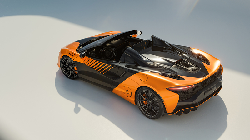 Vue de dessus de la McLaren Artura Spider MCL39 montrant la livrée bicolore Myan Orange et Onyx Black signée MSO