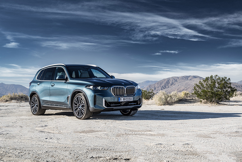 BMW X5  en  expo dans le desert