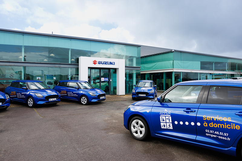 Alignement de 138 Suzuki Swift Hybrid bleues Frontier livrées à l'association AMPER dans le Morbihan